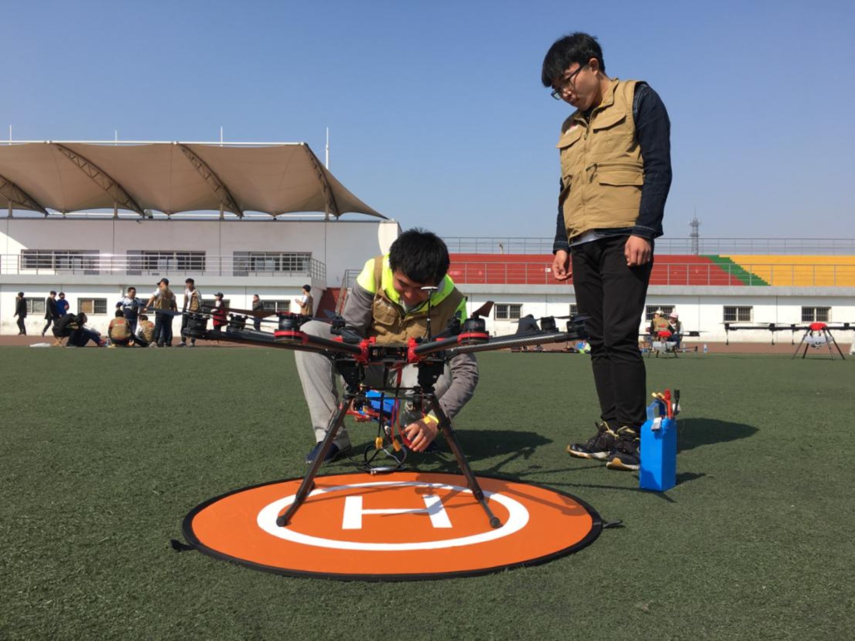 无人机专业学生室外放飞实训