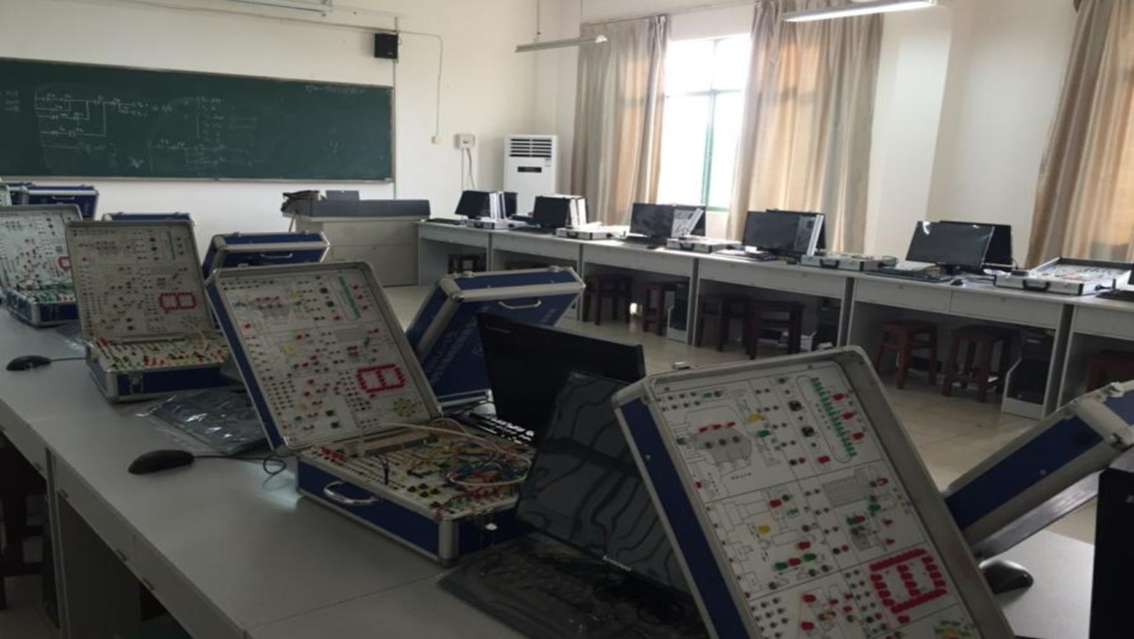 新建PLC应用技术实训室