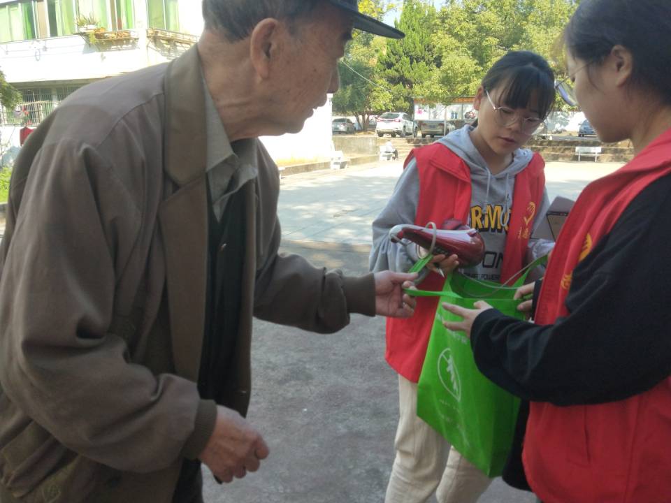 志愿者热心接待居民.jpg