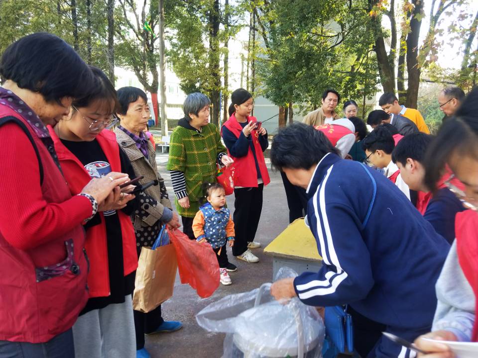 很多居民带小家电来维修.jpg